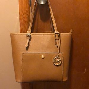 Measuremeant 13.5”W X 9.5”H X 5”D